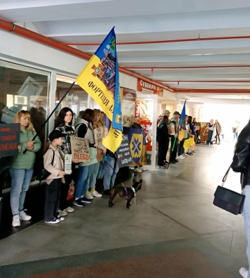 У Полтаві близькі військовополонених вийшли на акцію