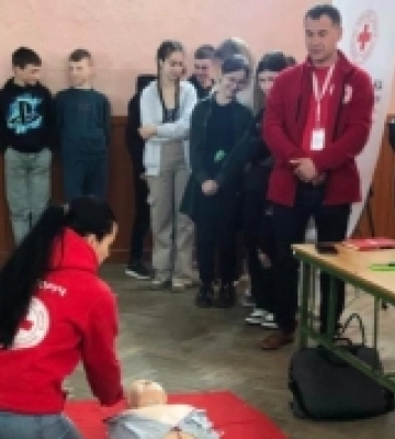 У Рожищі волонтери Товариства Червоного Хреста провели для школярів майстер-клас з надання першої допомоги