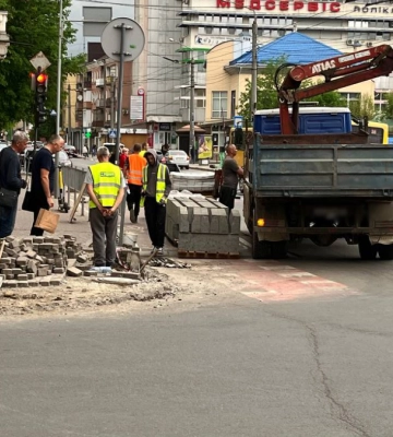 У Франківську на вулиці Галицькій понижують тротуар за 62 тисячі гривень