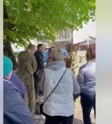 В Ужгороді жінки намагались відбити чоловіка від співробітників ТЦК і СП. Відео