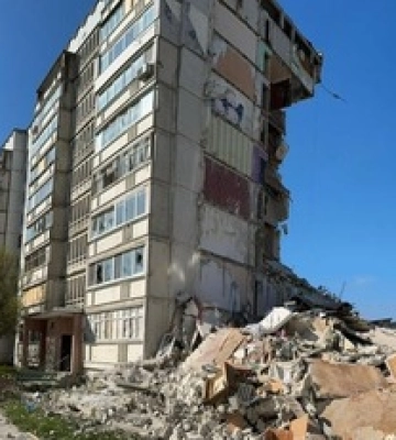 В Волчанске россияне разрушили часть многоэтажки: фото последствий смертельного удара