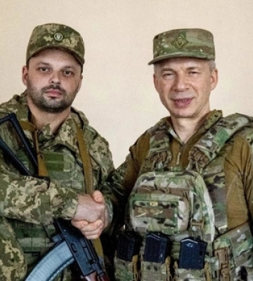 Народився на Донеччині, а призивався з Ковеля: Сирський нагородив захисника медаллю «Хрест Пошани» (відео)