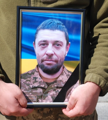 Шосткинці, стоячи на колінах, провели в останню путь Героя-захисника