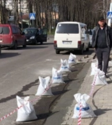 У Рівному склали припис на підприємця, бо понизив бордюр, щоб зробити з тротуару стоянку