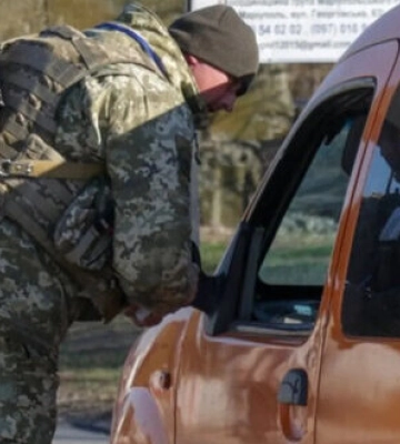 У Чернівецькій області група цивільних напала на представника ТЦК. Військовий вистрілив у землю, щоб захиститися. ВIДЕО (оновлено)