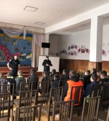 Поліцейські Рахова проводять повчальні лекції для школярів місцевих шкіл
