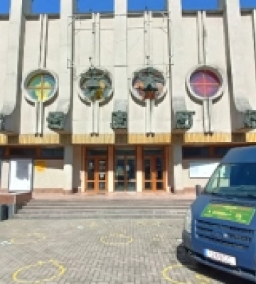 Рівненський театр ляльок зібрав кошти на реанімобіль для співробітника