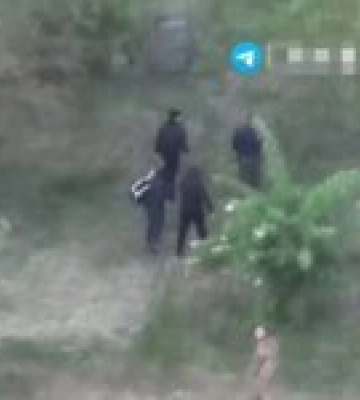 На Закарпатті чоловік одягнув форму прикордонника та з друзями втік до Угорщини. Відео