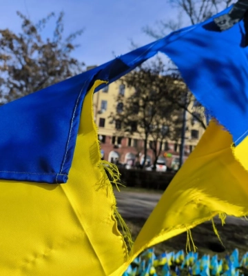 У Дніпрі повідомили про підозру чоловіку, який пошкодив державний прапор та банер, встановлені на честь загиблих воїнів