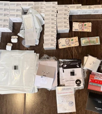 У Львові викрили шахраїв, які продавали підроблені AirPods ─ їм загрожує від 5 до 12 років з конфіскацією