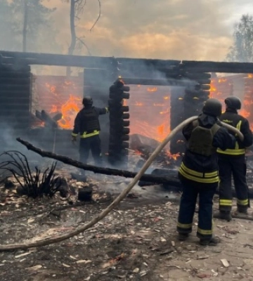 Рятувальники Харківщини ліквідували масштабну пожежу після обстрілу