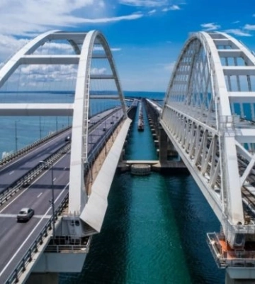 Оккупанты перекрыли движение на Крымском мосту, сообщают о взрывах