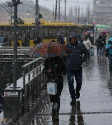 У Києві затопило вулиці і вирвало дерева з корінням (ФОТО)
