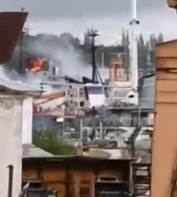 У Севастополі внаслідок ракетної атаки спалахнув корабель (відео)