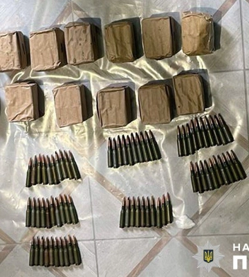 Житель Кременчука тримав гранату, автомат та близько півтисячі набоїв