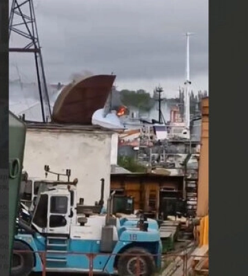 Зранку у Севастополі чули вибухи, Развожаєв каже, що &quot;корабель відбив ракетну атаку&quot;. Була пожежа. ВIДЕО
