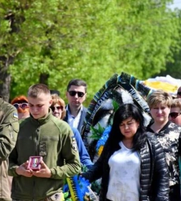 Повернувся на щиті: на Дніпропетровщині прощались с загиблим Героєм