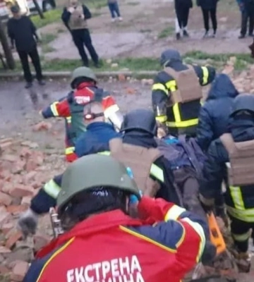 Окупанти скинули КАБи на прикордоння Харківщини: з-під завалів врятували чоловіка. Фото
