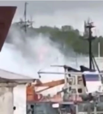 У Севастополі заявили про ракетну атаку на корабель, була пожежа. Відео