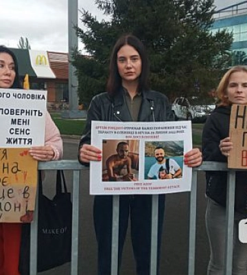 Криворожане вышли на мирную акцию в поддержку военнопленных