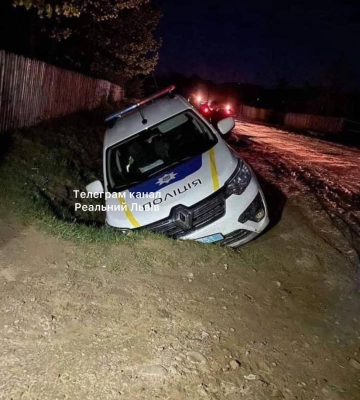 Авто патрульної поліції на Львівщині опинилося в кюветі. Як витягали (відео)