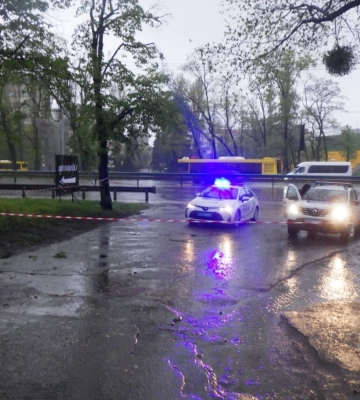 В Киеве посреди улицы прогремел взрыв: что говорят в полиции