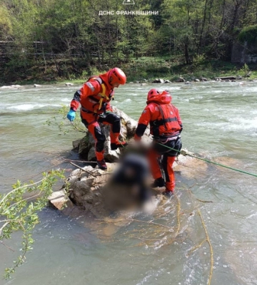 На Івано-Франківщині рятувальники витягнули з води двох потопельників