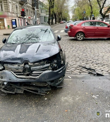 В центре Одессы автомобиль сбил ребенка на тротуаре