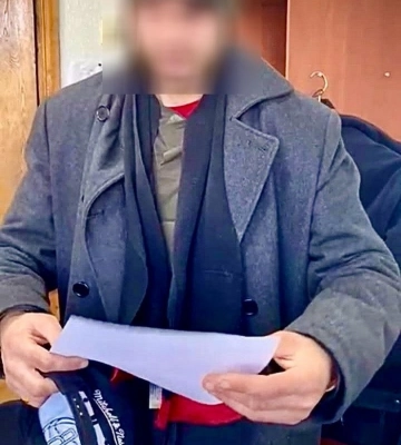 У Дніпрі повідомили про підозру покидьку, який пошкодив банер та Державний Прапор України