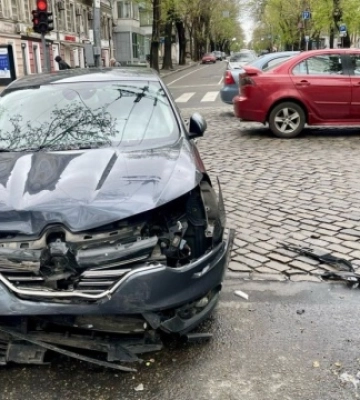 Авто відкинуло на дитину: в центрі Одеси сталася аварія, - ФОТО