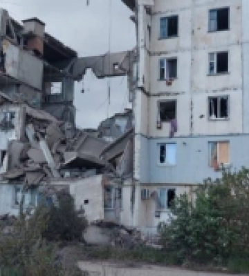 В адміністрації показали наслідки російського авіаудару по селу Козацьке на Херсонщині