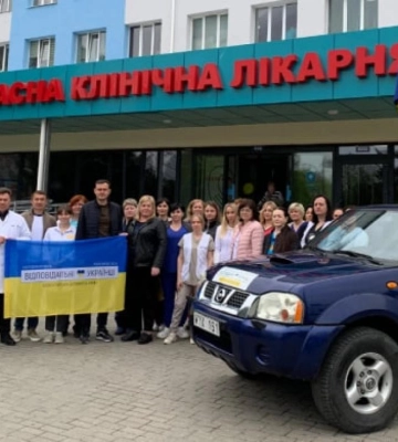 Колектив Рівненської обллікарні передав шосту автівку захисникам