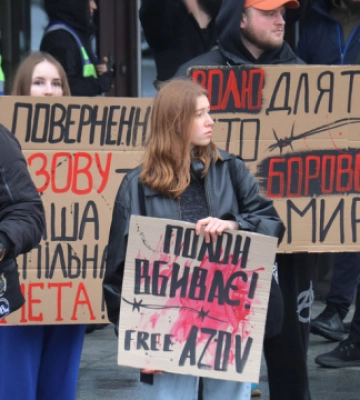 У Києві пройшла акція «Не мовчи! Полон вбиває!» на підтримку полонених захисників Маріуполя