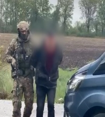 Окровавленная одежда и документы: видео задержания подозреваемых в убийстве патрульного в Винницкой области