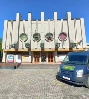 Рівненський театр ляльок придбав реанімобіль для колеги на фронті