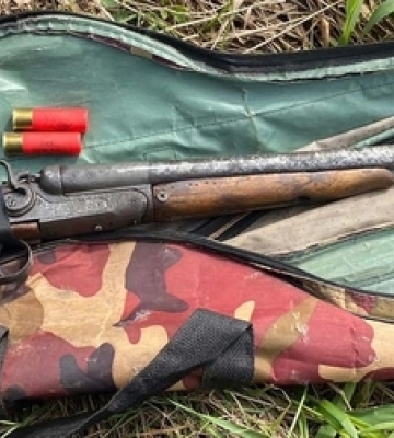 На Волині на березі річки затримали чоловіка з обрізом 