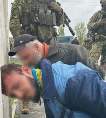 Сбежали из воинской части с оружием: новые подробности о подозреваемых в убийстве полицейского