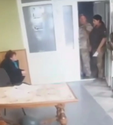 Не могли выгнать: в Хмельницкой области общественная активистка &quot;пометила&quot; фойе ТЦК (видео)