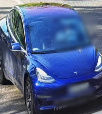 Водій Tesla здійснив у Рівному «грубий» обгін