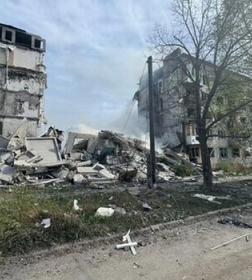 Рашисты ударили КАБами в многоэтажку в Очеретино Донецкой области, под завалами могут быть люди, - ОВА. ФОТО
