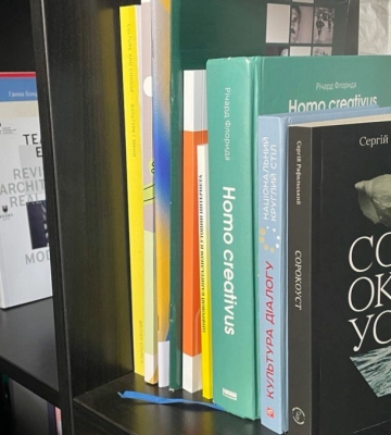 Атмосферна локація з книгами про Франківськ: фоторепортаж