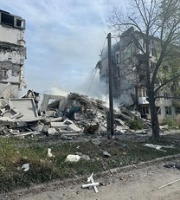 Під завалами можуть бути люди. Їх не шукають: армія РФ обстріляла багатоквартирний будинок в Очеретиному на Донеччині