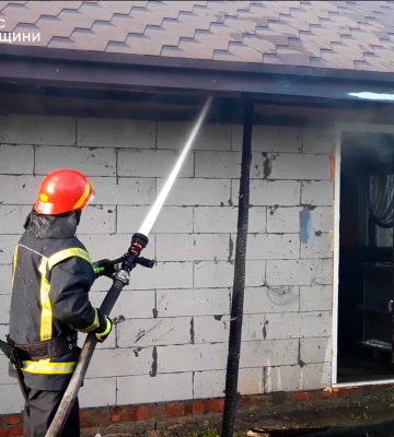 В Охтирці рятувальники гасили пожежу в лазні (відео)