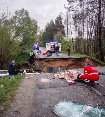 На Київщині мікроавтобус звалився у провалля — дві людини загинули