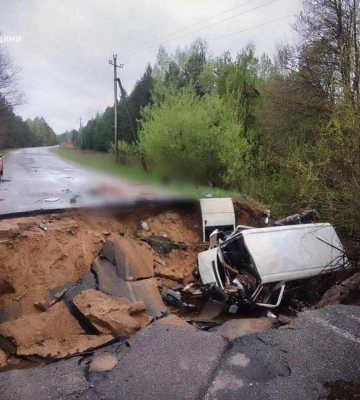 На Київщині мікроавтобус звалився у провалля — дві людини загинули