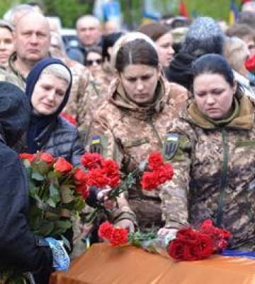 Лиш боротись  значить жить: у Полтаві попрощалися з трьома полеглими захисниками