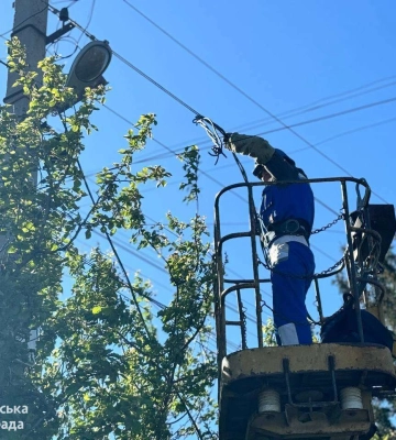 У Дніпрі модернізують зовнішнє освітлення на вул. Червона Калина