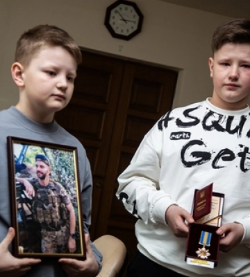 У Луцьку синам і дружині загиблого «азовця» передали його посмертний орден «За мужність ІІІ ступеня» 