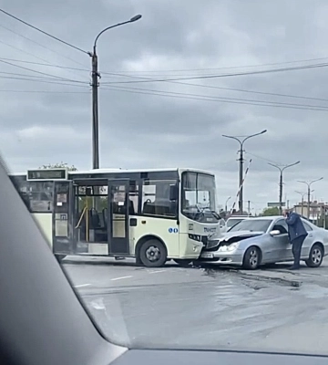 У Луцьку на залізничному переїзді – аварія: зіткнулись маршрутка та легковик (відео)