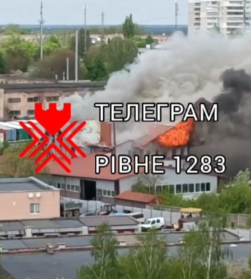 У промзоні в Рівному - сильна пожежа (ВІДЕО)